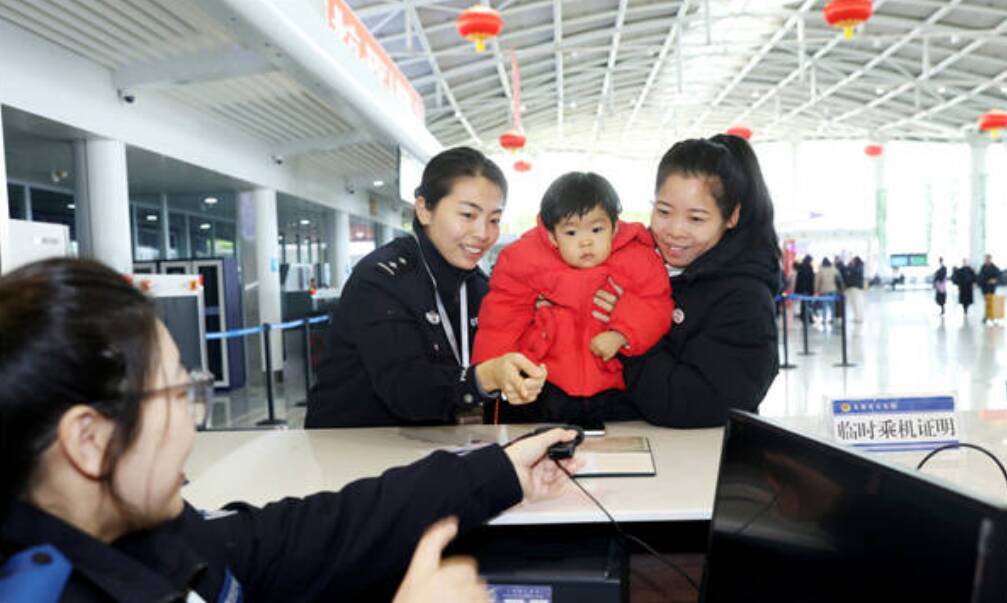 新春走基层丨春运“警”色暖民心