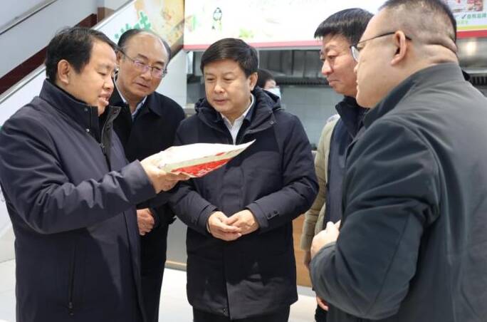 杜玉杰调研督导春节期间食品安全、特种设备安全和稳价保供工作