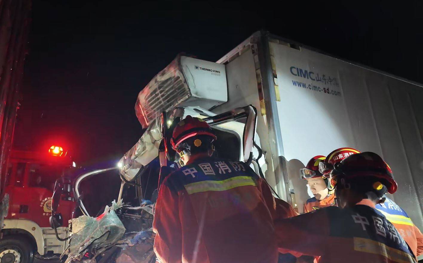 滨州:货车追尾致司机被困 消防紧急救援