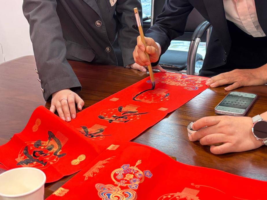 此心安处是吾乡！写春联、绘“福”字、包饺子 建设者们这样迎新春