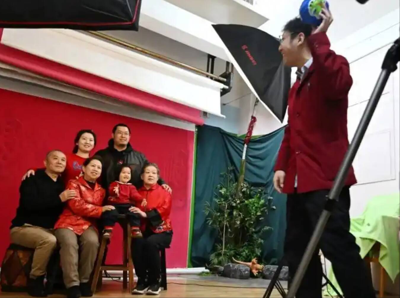 闪电热评｜“反向哺育”解锁亲情新模式