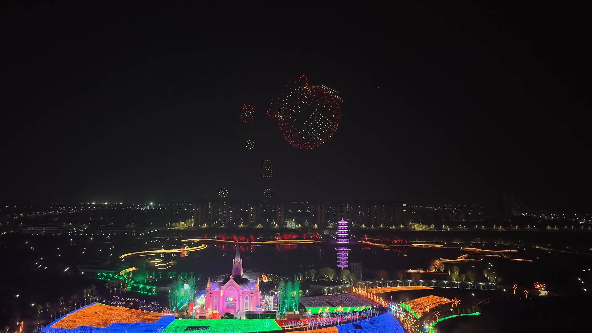 千架无人机秀闪耀夜空 聊城科技“年味”贺新春