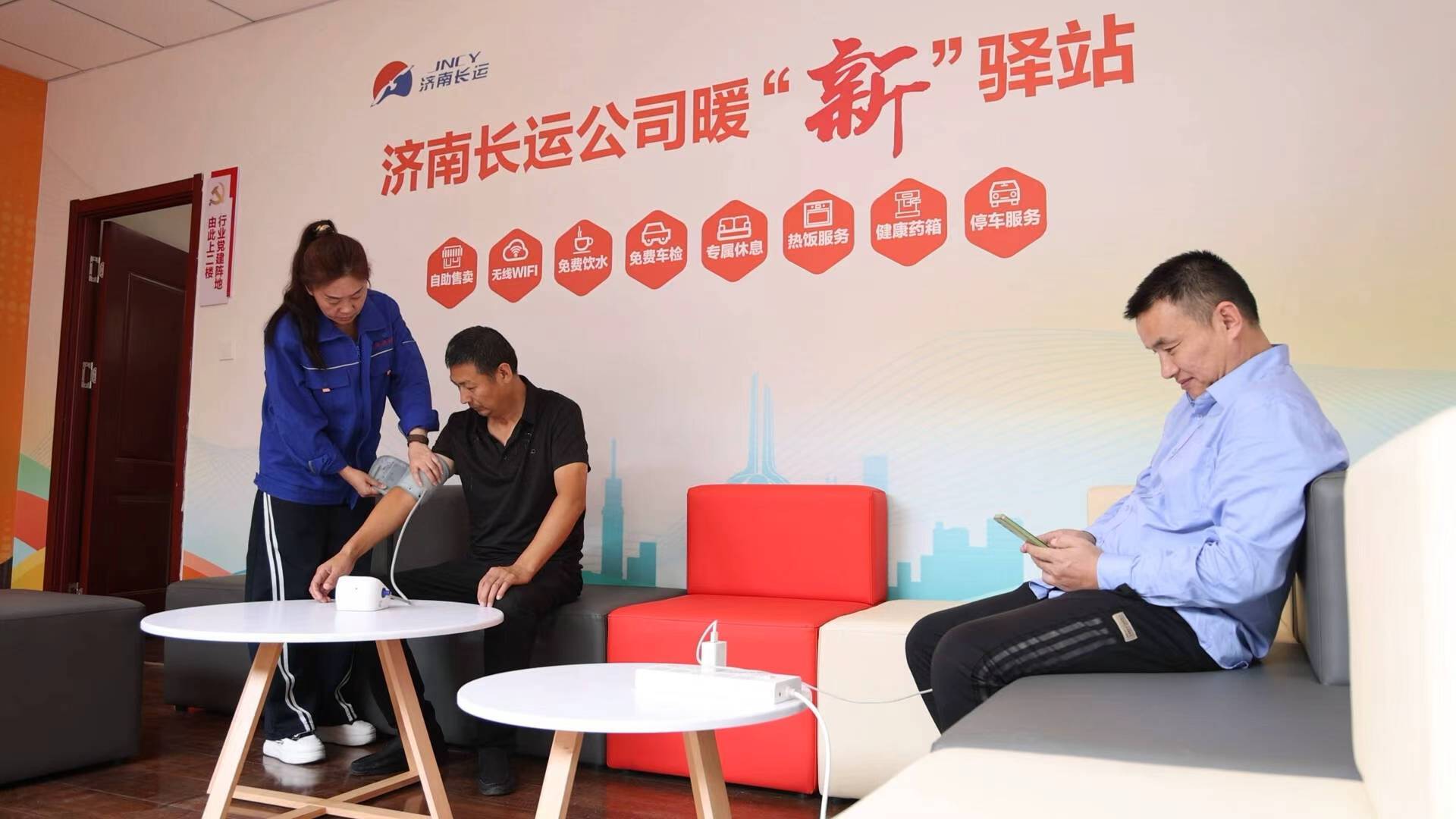 济南:2026年完善地铁周边公交站点设置100处 年底前打通8条“瓶颈路”“断头路”