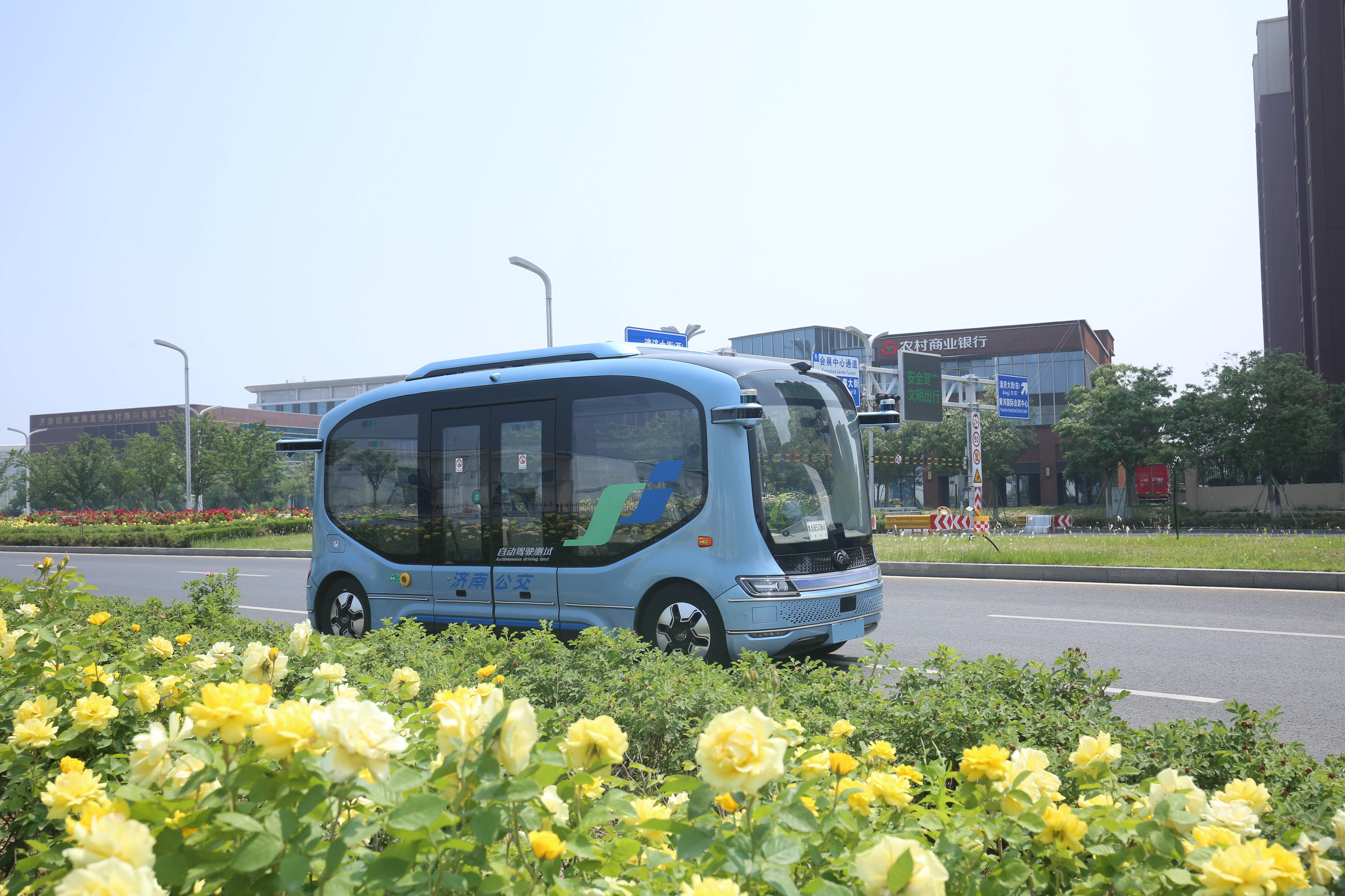 济南:2026年完善地铁周边公交站点设置100处 年底前打通8条“瓶颈路”“断头路”