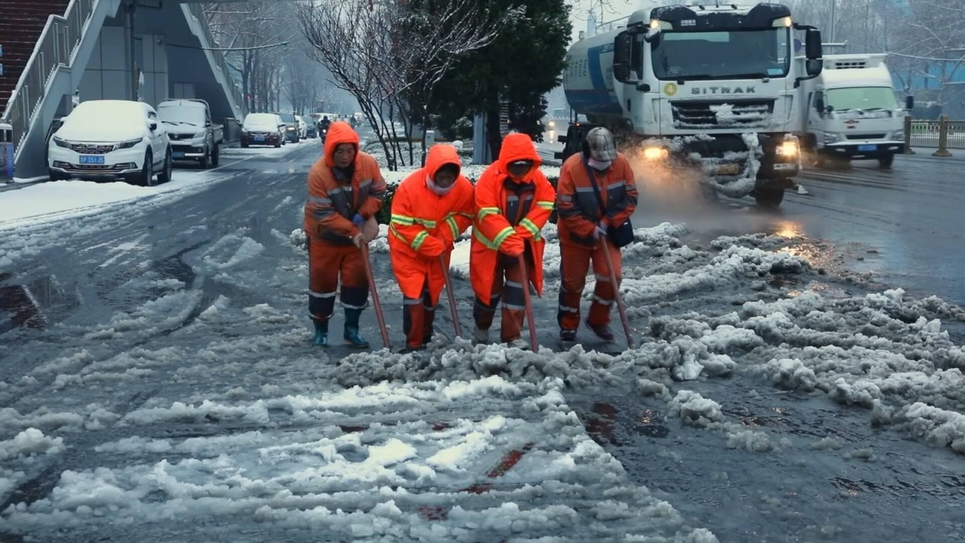 聊城昨夜发布暴雪蓝色预警 环卫工人连夜清雪除冰保畅通
