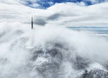 雪后惊现 “流动的仙山” 泰山出现“过山云”奇观