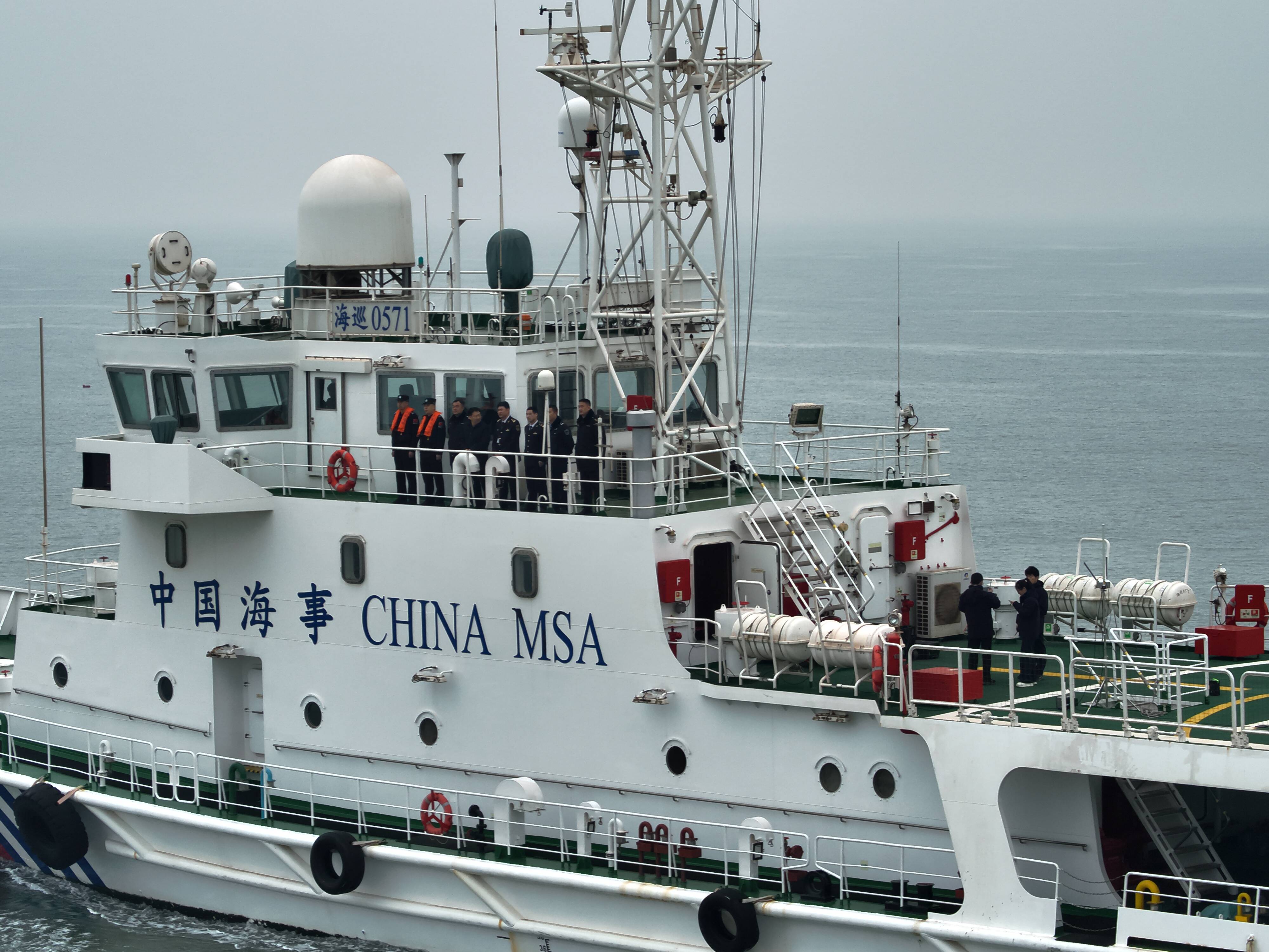 董家口边检站联合口岸涉海单位开展锚地联合巡航行动