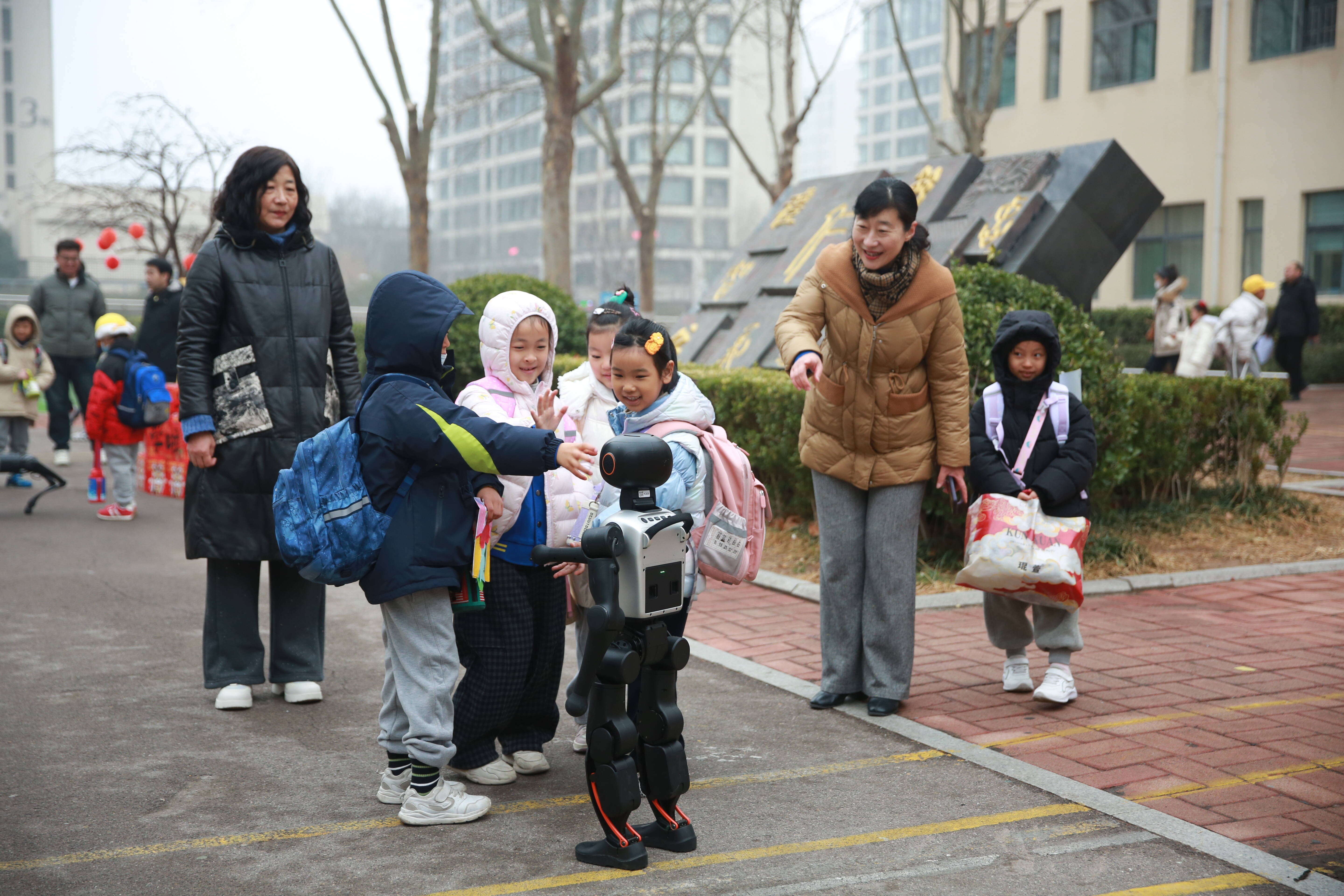 智能机器人助阵 济南市市中区育秀小学开学季 “智” 启新篇