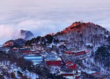 晴日里的大美泰山：傲徕金辉  青嶂云涛