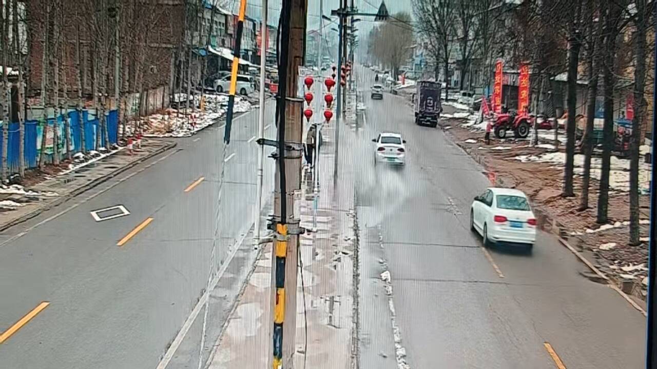 路遇积水不减速溅路人一身水 聊城一司机被处罚