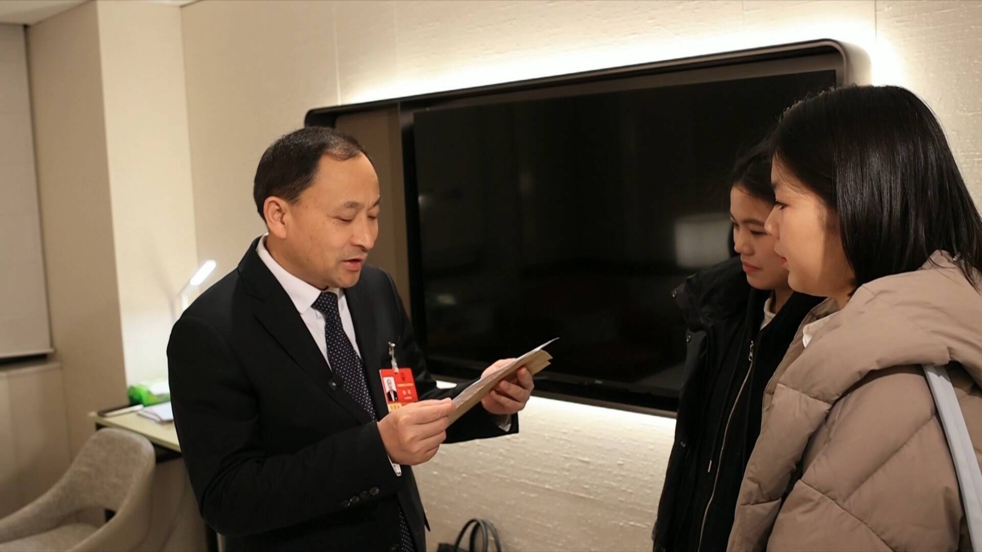 直通2026全国两会·新闻特写:给“徐爸爸”的两封信