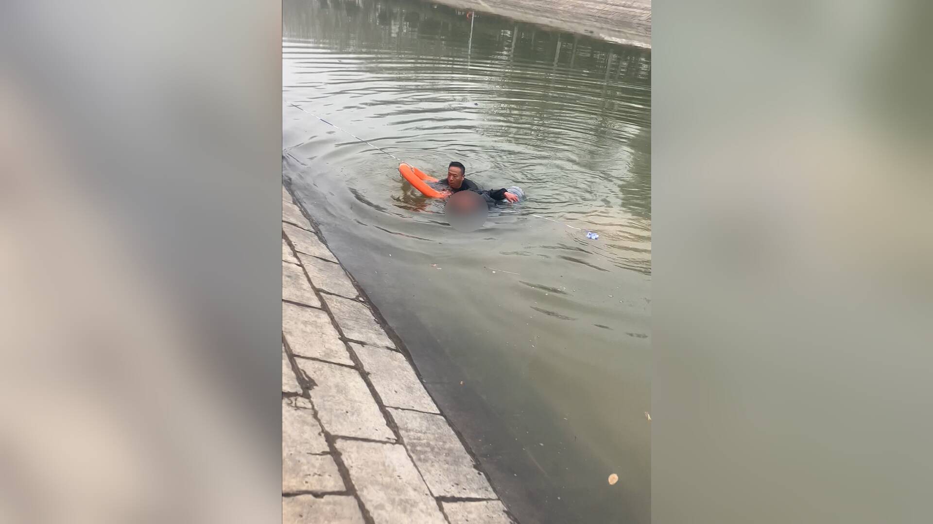 河中央八旬老人抱桶呼喊“救命”，危急时刻，他毫不犹豫跳入水中救人