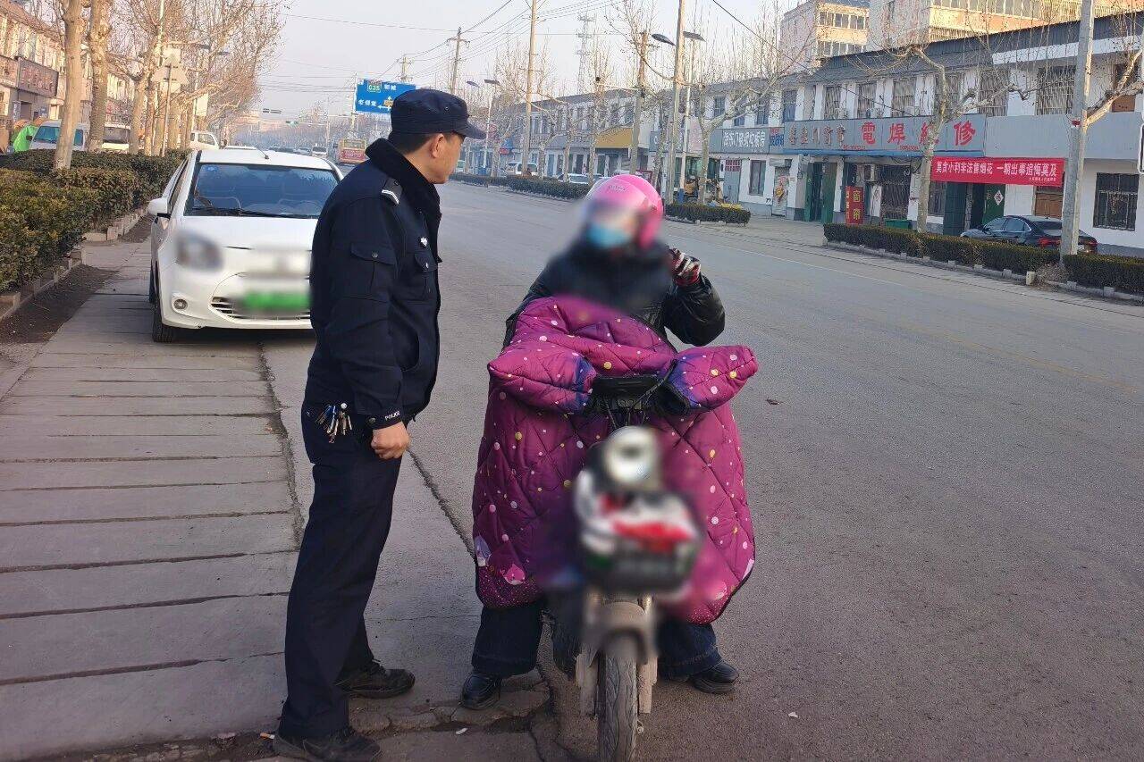 筑牢安全防线 守护出行平安｜济宁嘉祥公安持续开展“一盔一带”主题宣传活动