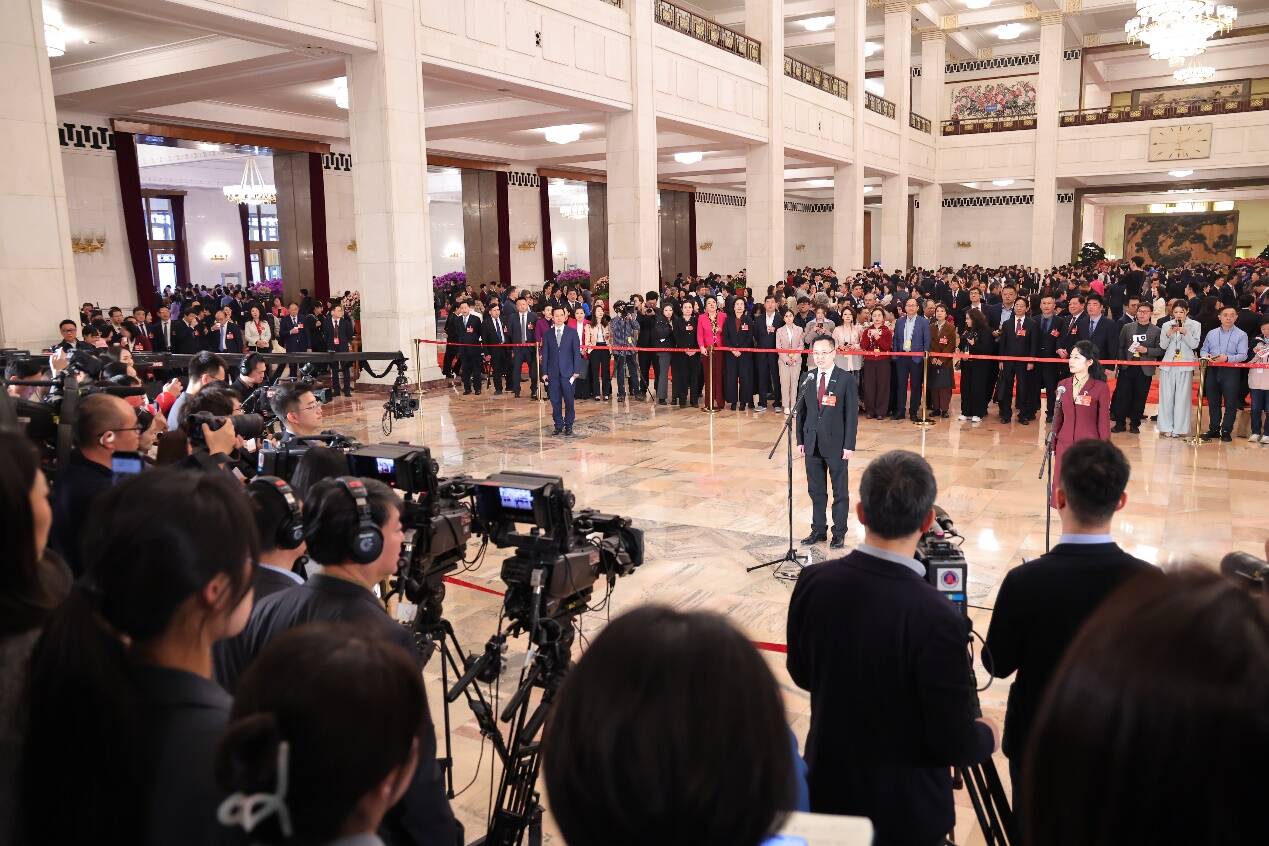 全国人大代表贾少谦走上代表通道：越来越多全球首发，让中国制造走向新高度