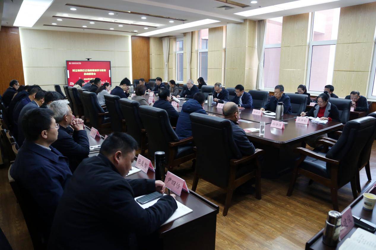  �й��������Ͷ�ְҵ����ѧԺ����չ�����ͼ�����ȷ������ѧϰ��������