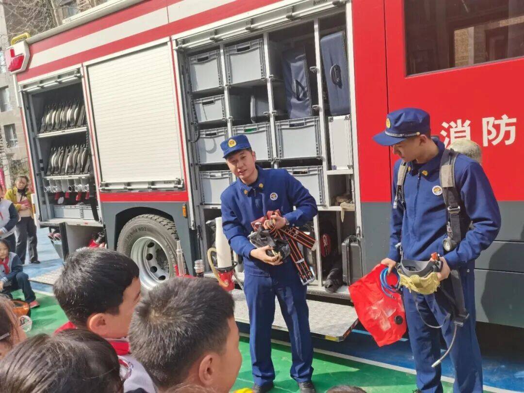 消防知识进校园 安全意识入童心—— 利记体育,利记体育app:市高新区奥龙小学举办消防安全主题教育活动