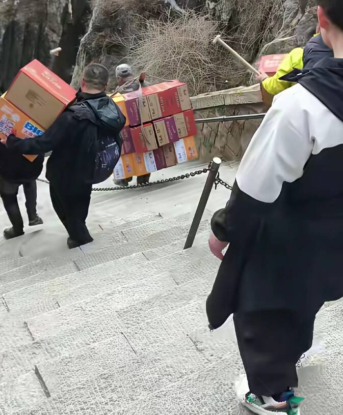 闪电评论丨平凡善意，最抚人心