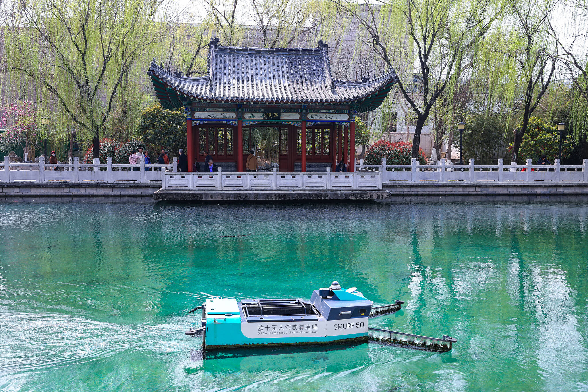 济南珍珠泉“上线”无人驾驶清洁船