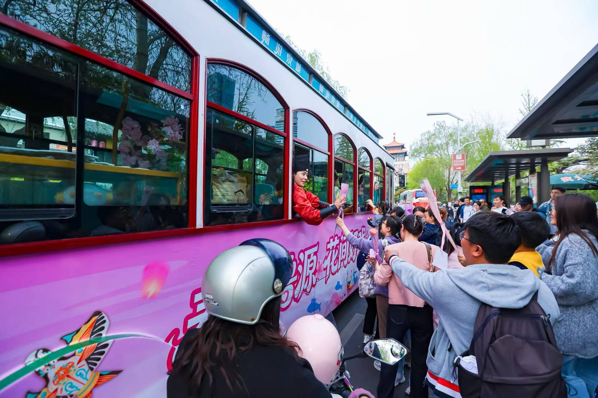 春满鲁源泉城送福！尼山鲁源村文旅巴士穿梭泉城派送春日惊喜(图2)
