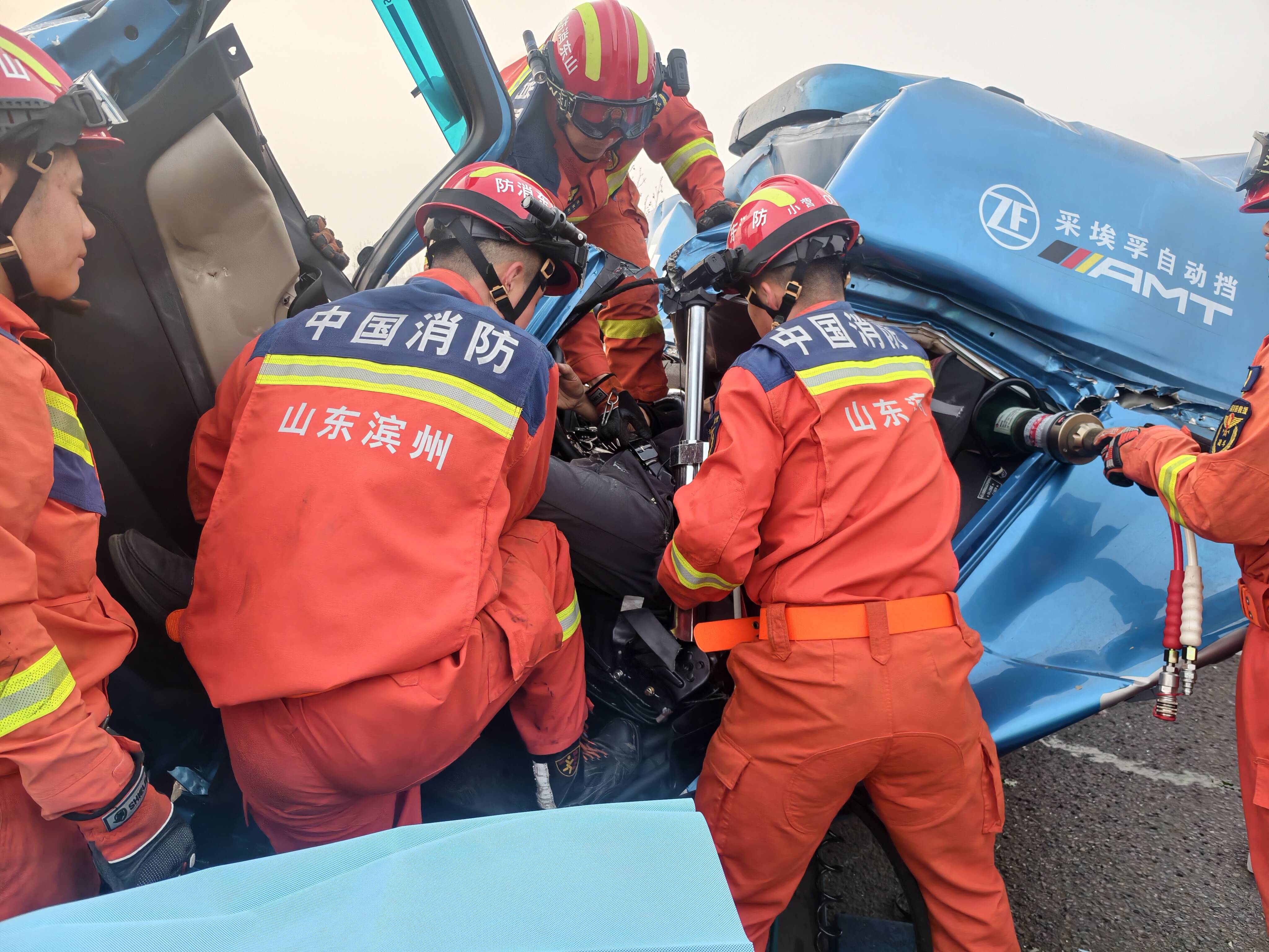 滨州：半挂车事故司机被困 消防半小时成功救出