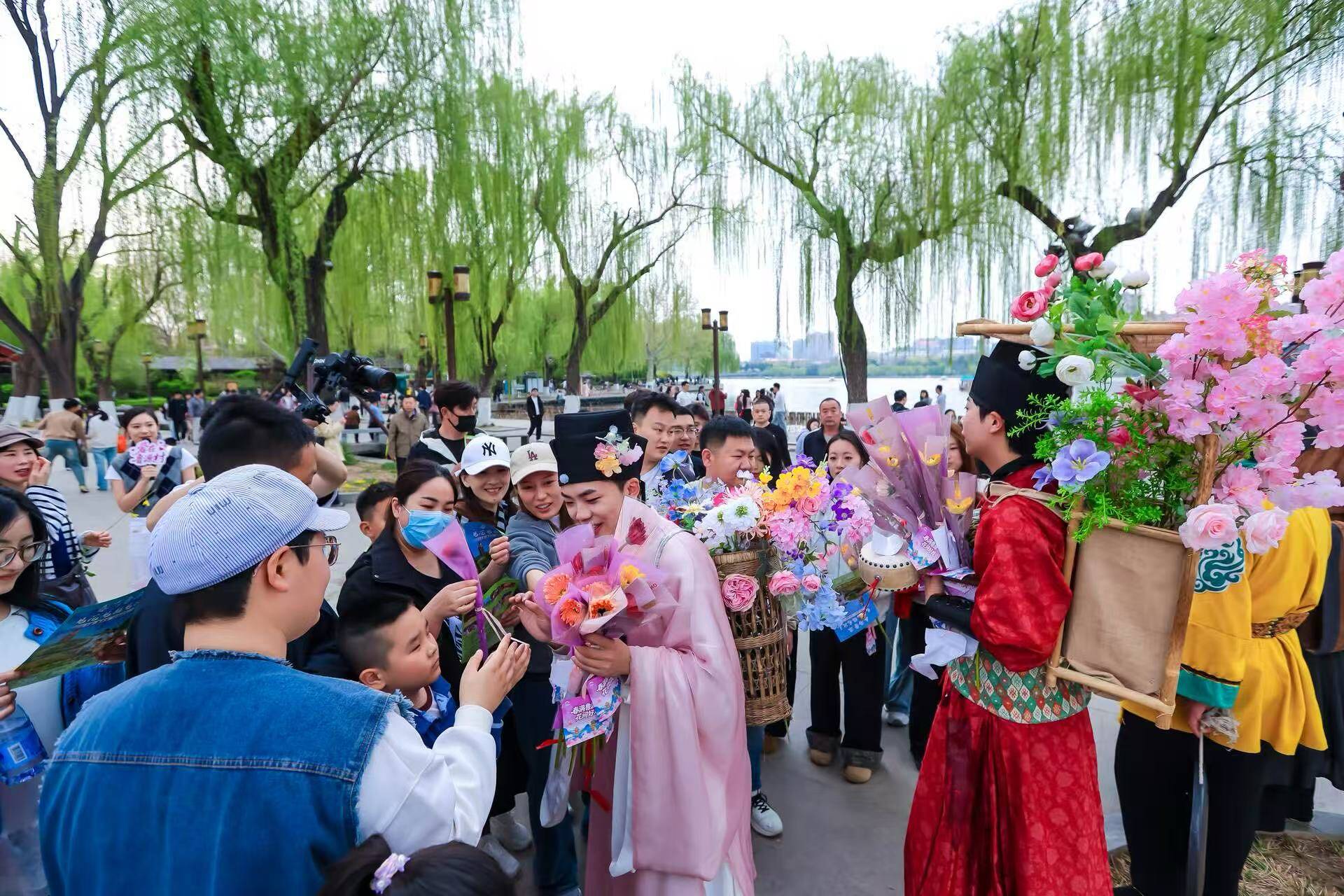 春满鲁源泉城送福！尼山鲁源村文旅巴士穿梭泉城派送春日惊喜(图4)