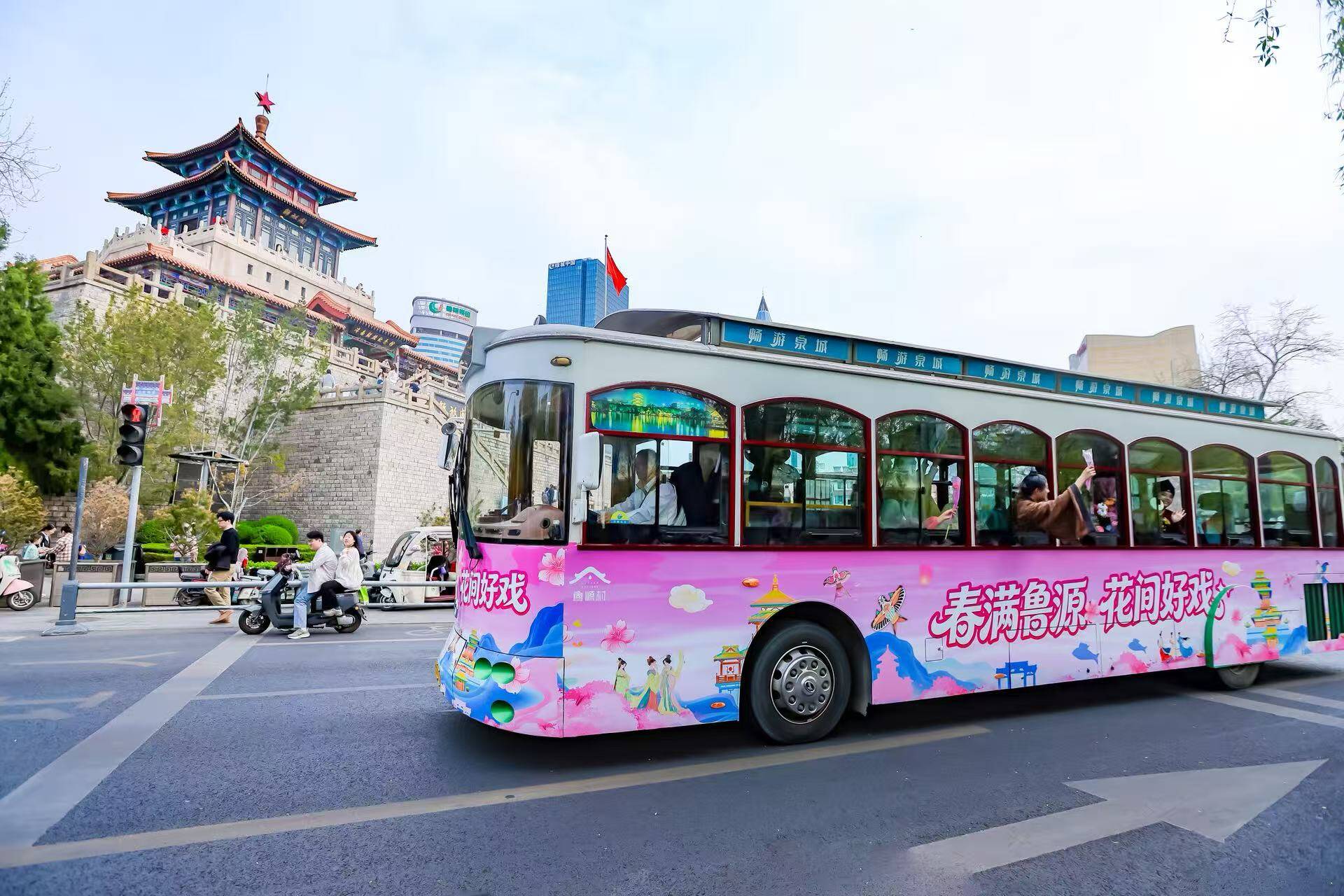 春满鲁源泉城送福！尼山鲁源村文旅巴士穿梭泉城派送春日惊喜(图1)