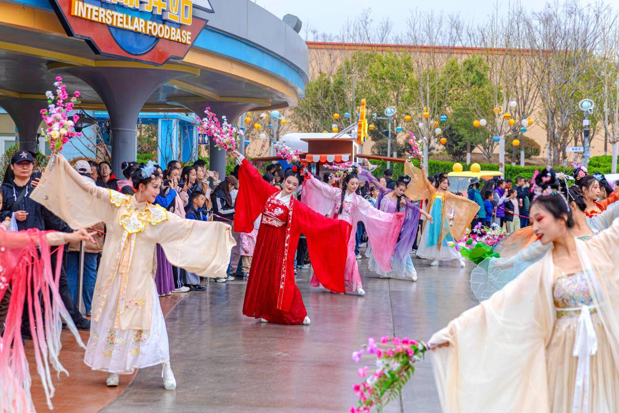 “十二花神”惊艳亮相！济宁方特“踏青花朝节”开启11小时日夜狂欢(图2)