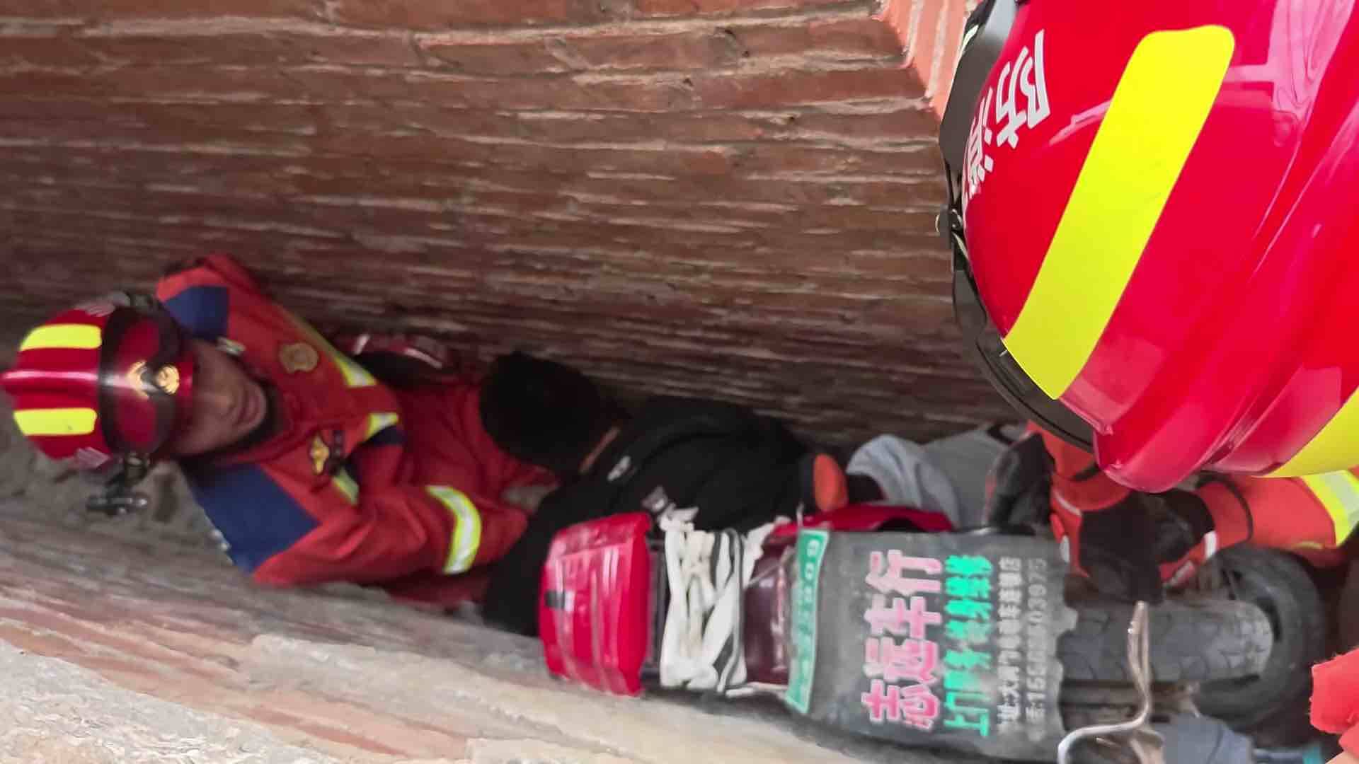 孩子被卡怎么办？从业20余年消防员亲授“黄金三步法”，家长必看