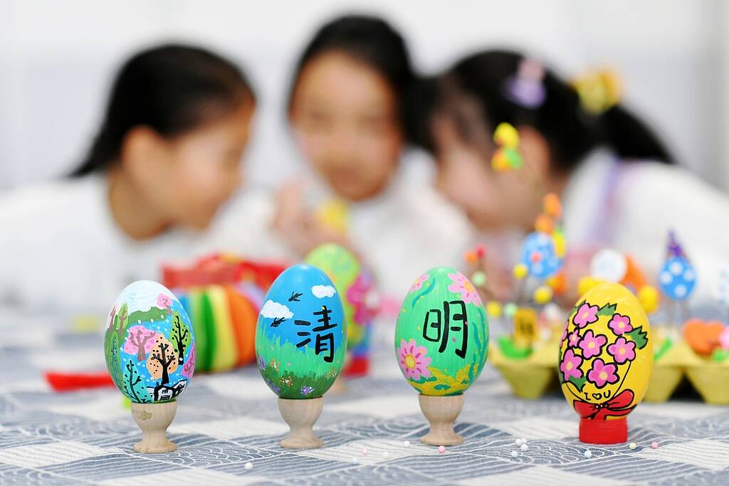 绘彩蛋 制青团 青岛学生体验民俗迎清明