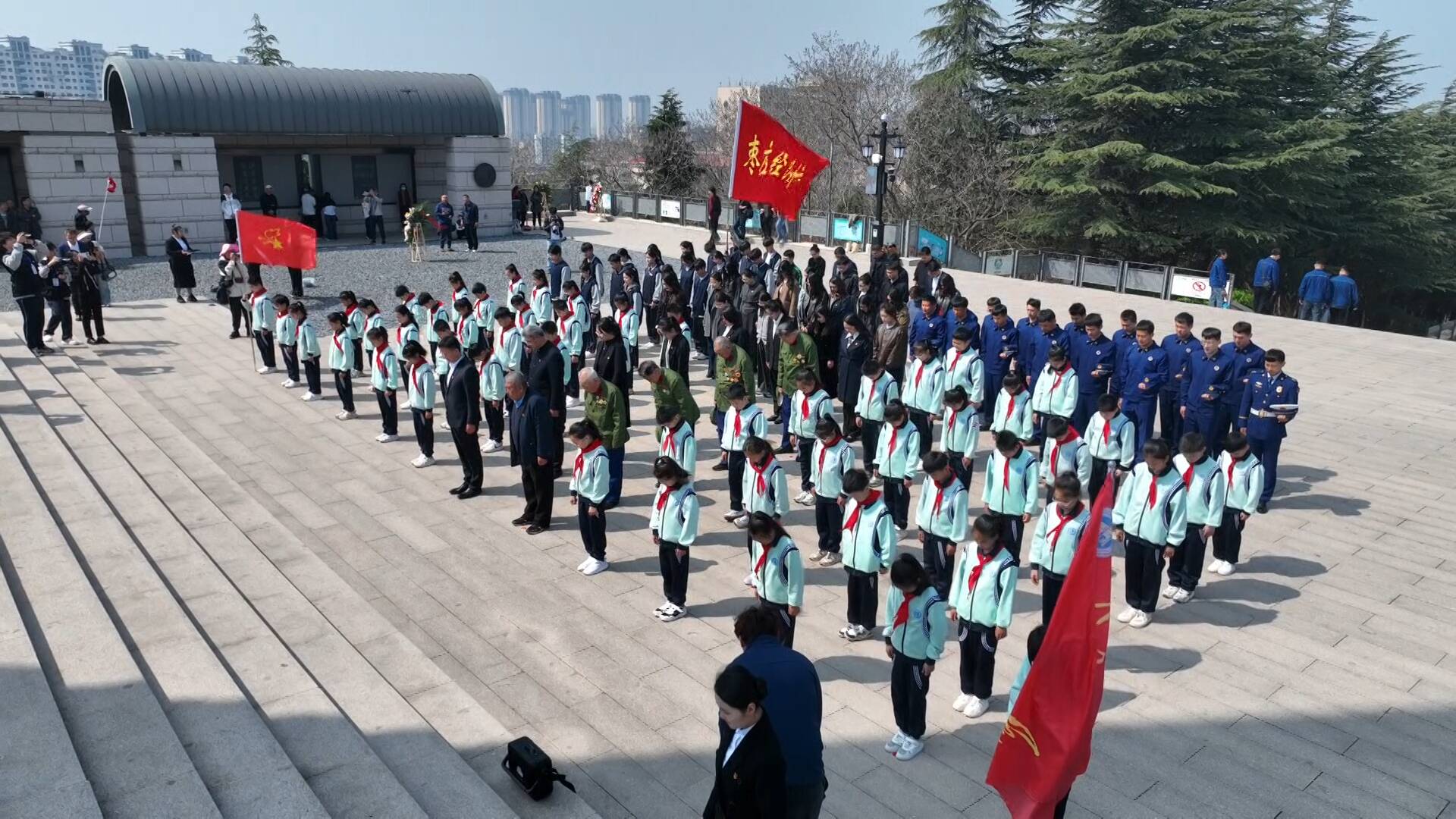 枣庄薛城：清明慰忠魂 薪火永相传 薛城学子祭扫铁道游击队英烈