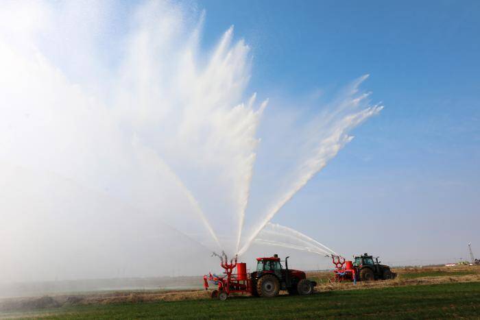 无棣：农民浇地用上新式喷灌机