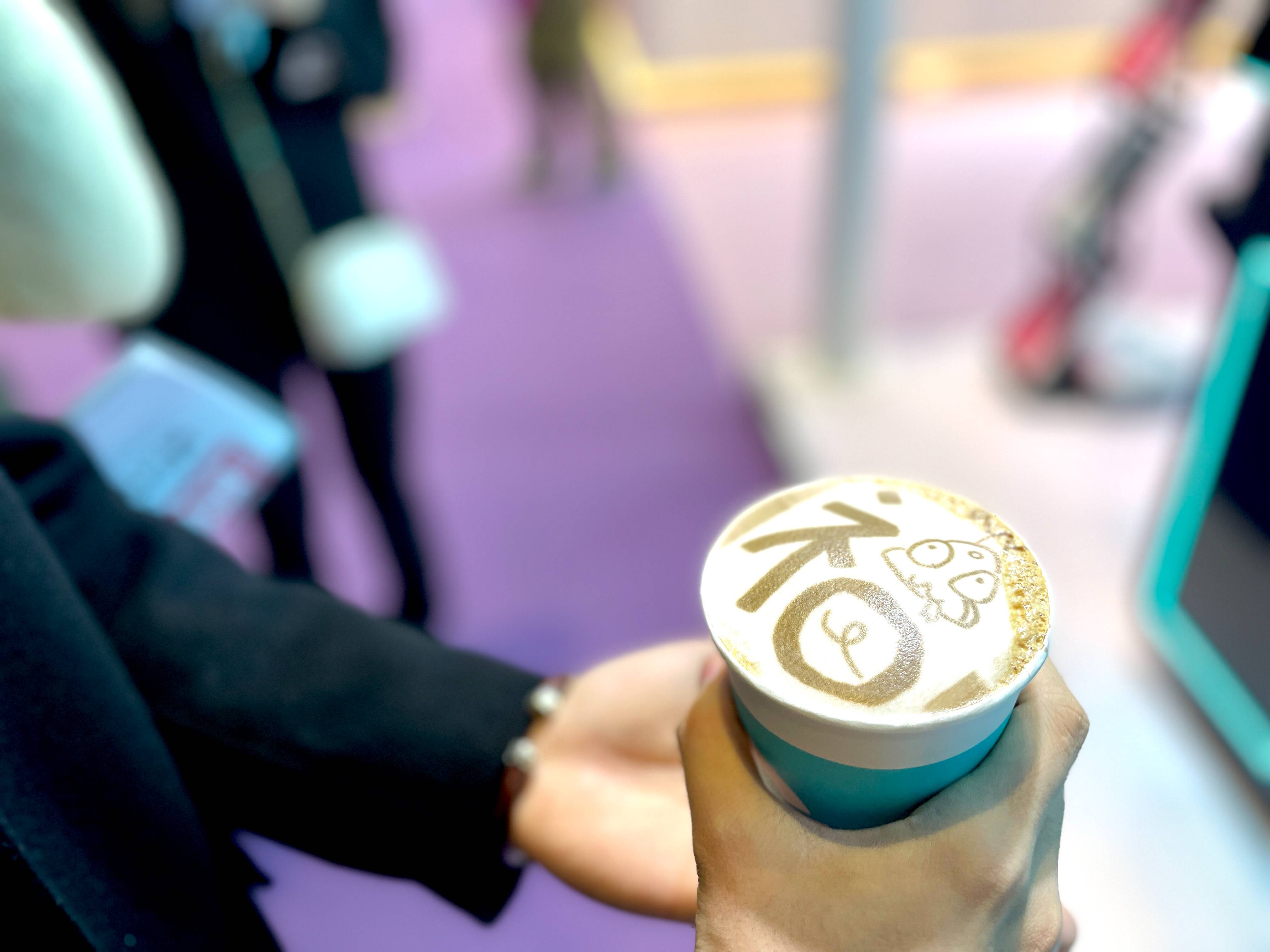 COFE+咖啡机器人登陆烟台沿海城市迎来“黑科技”咖啡馆(图2)