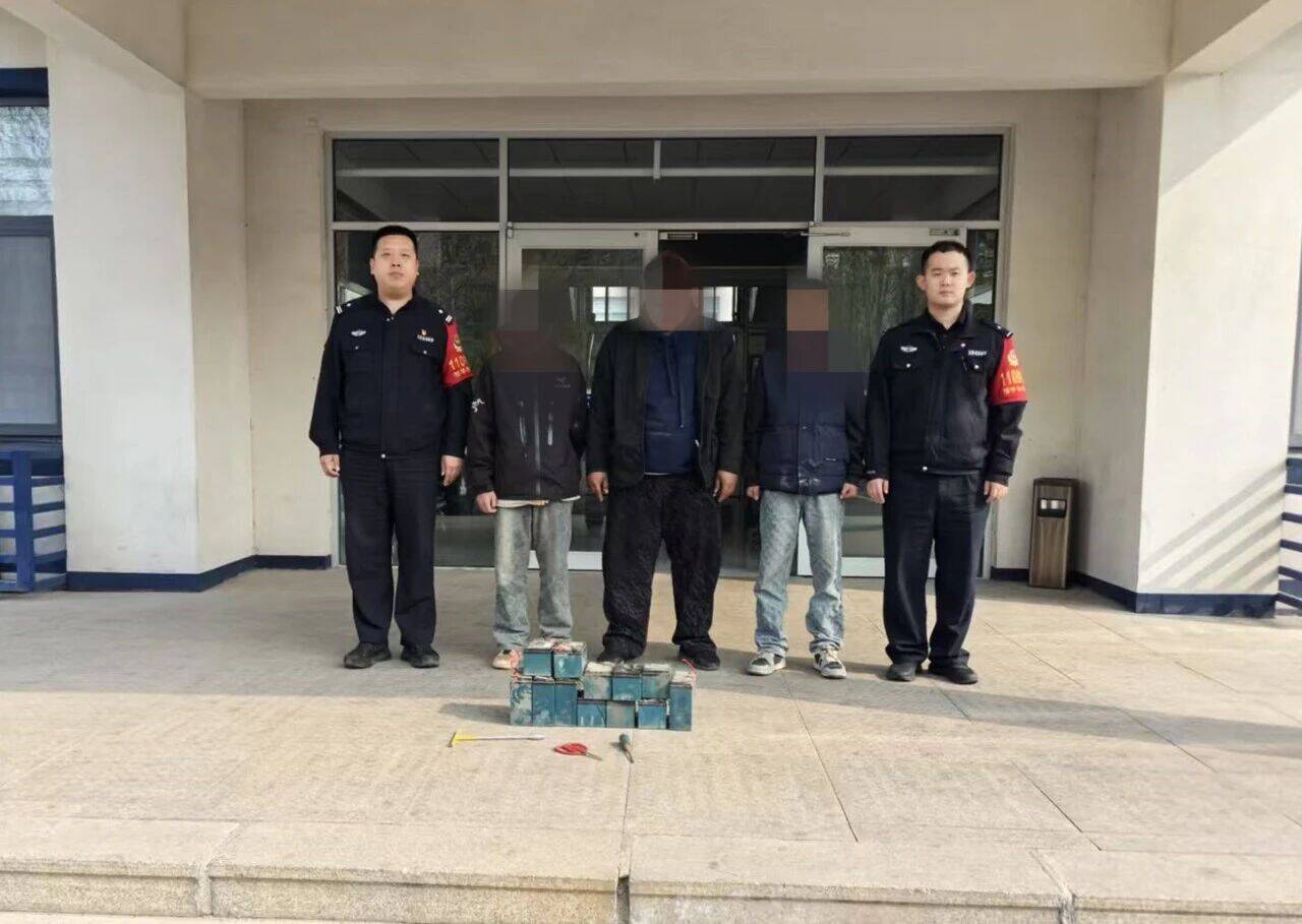 保安夜巡识可疑，警保联动20分钟擒贼！邹平警方当场查获12块被盗电瓶