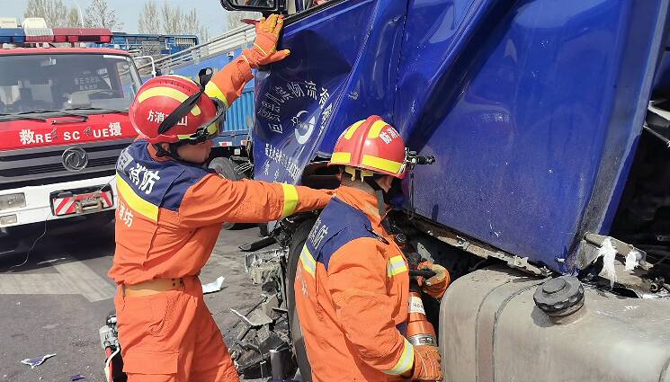 潍坊昌乐:货车驾驶员被困 消防员紧急救援