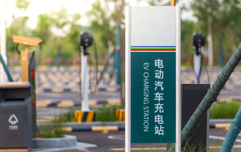 闪电深1度｜电动重卡的“山东算盘”：一本环境账，一本产业账