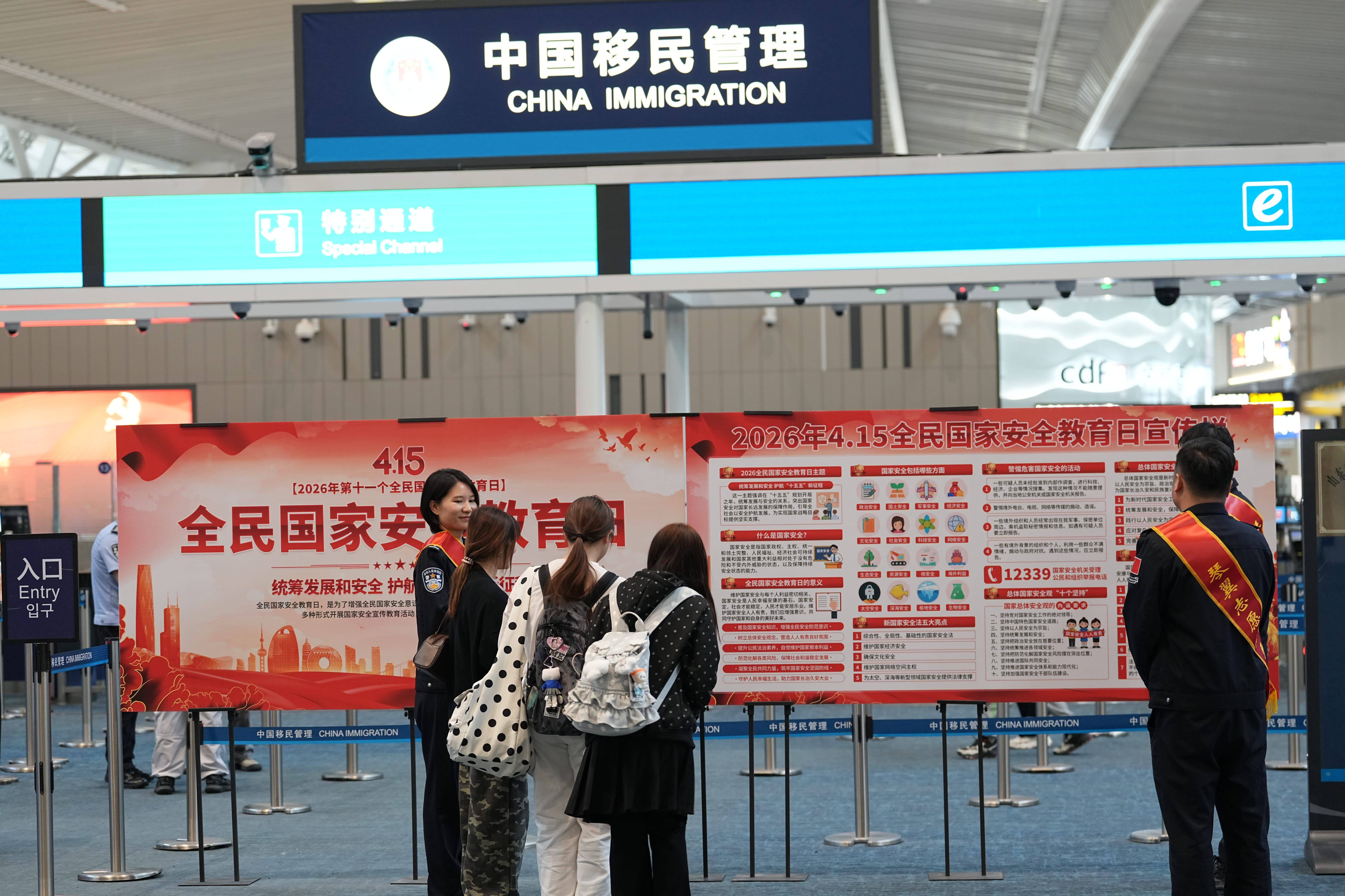 青岛：空港普法守护国门 筑牢安全防线