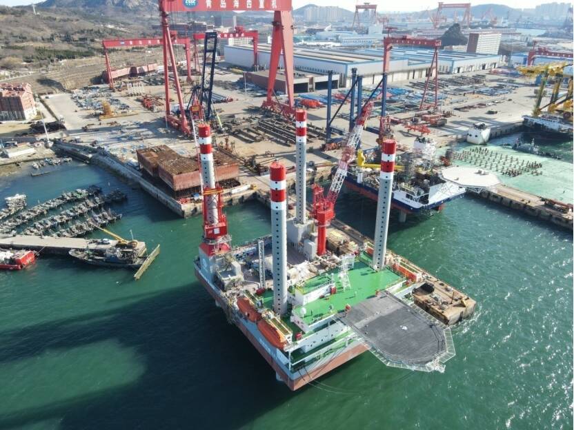 我国首座海上移动式多功能措施平台“海洋石油283”在青岛交付