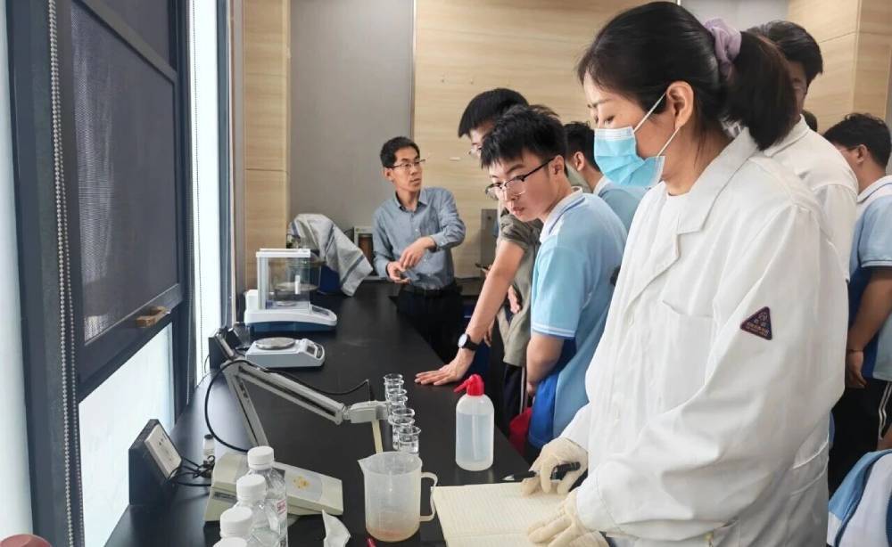 维多利亚老品牌vic-值得信赖|日本1卡2卡3卡区|衡德高级中学师生走进德州杨庄