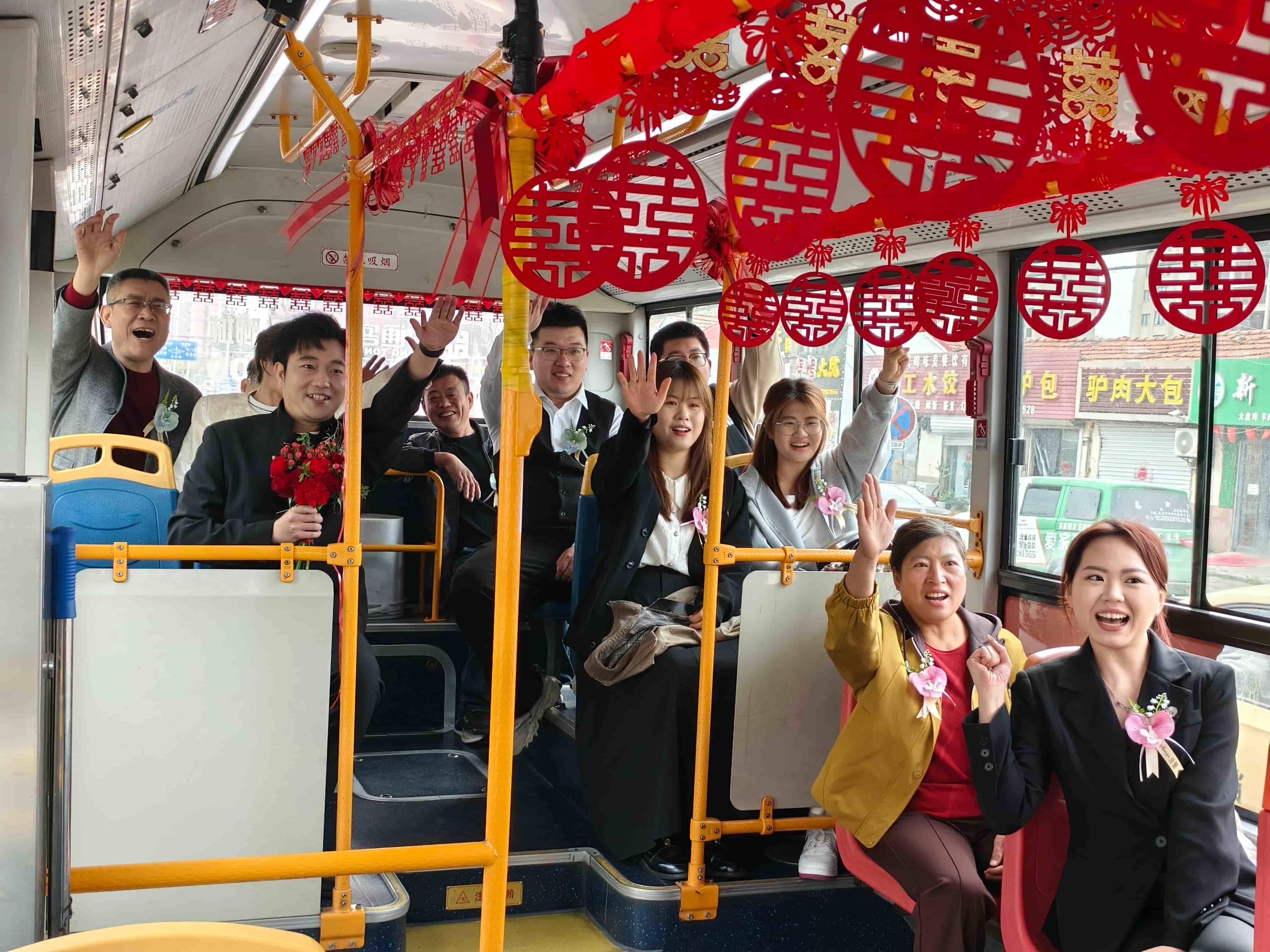 胶州90后青年乘“公交婚车”迎亲 迎来婚俗新风尚