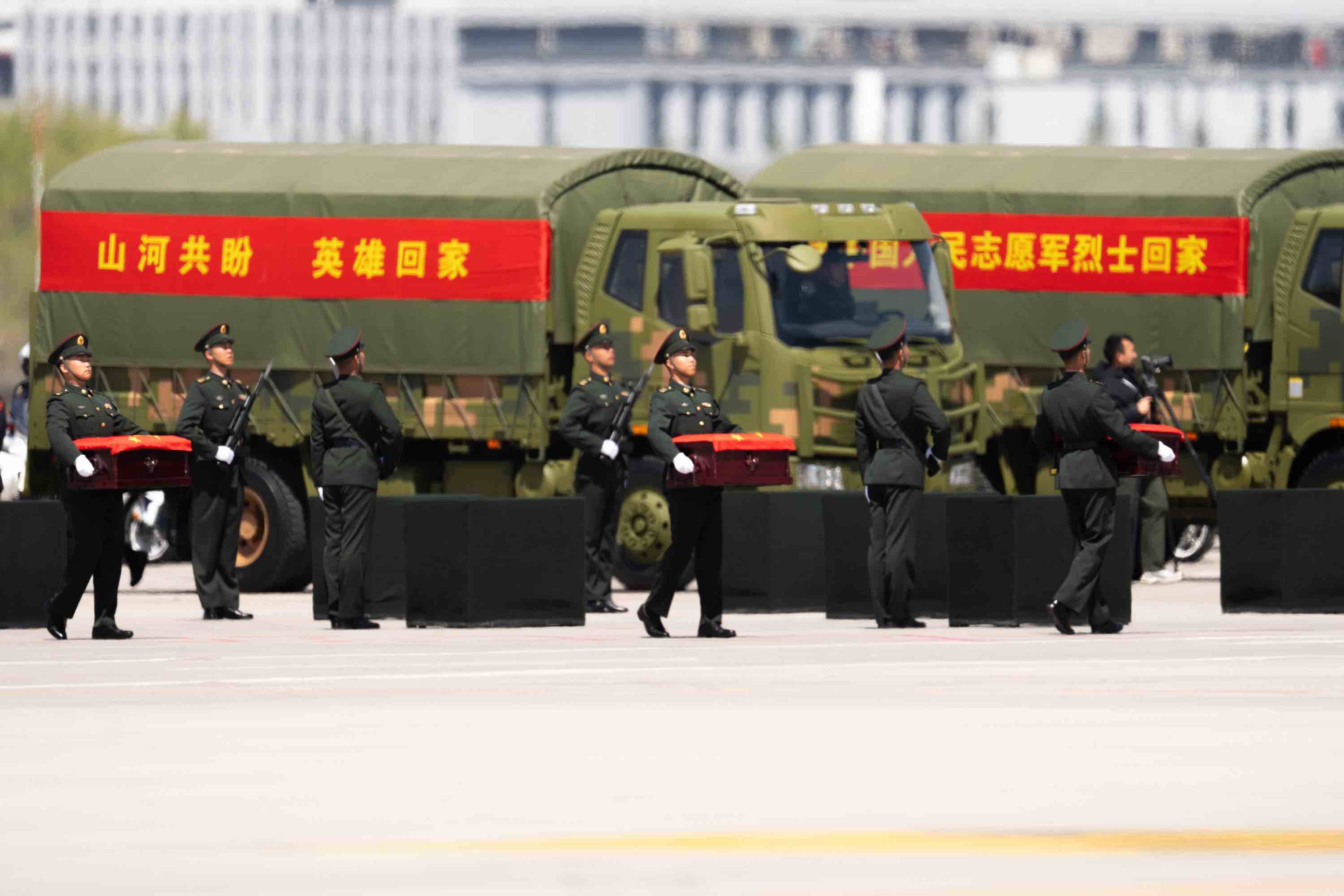 第十三批在韩中国人民志愿军烈士遗骸迎回仪式在沈阳举行