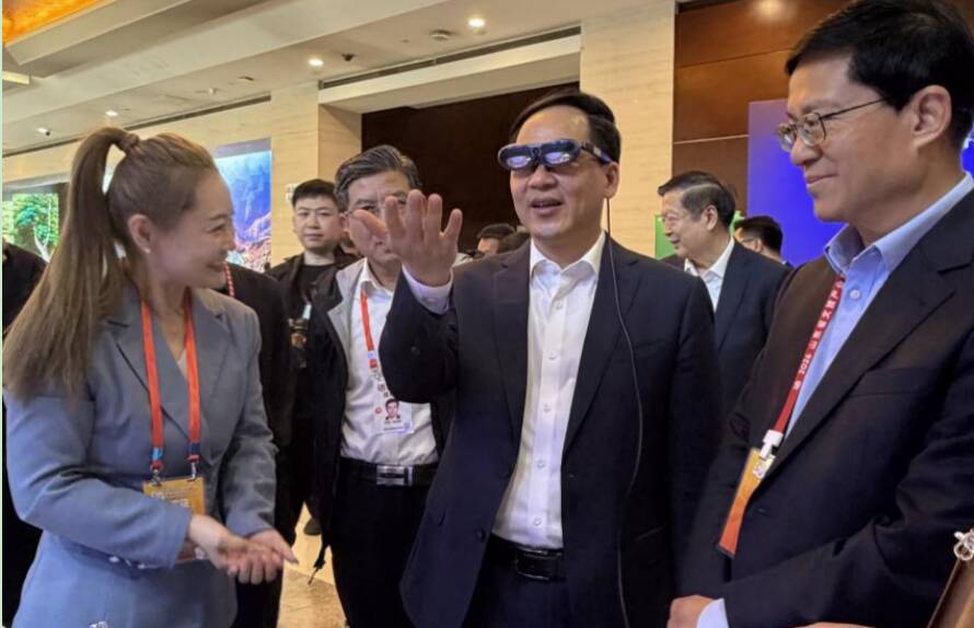 海看股份携数智文博海戴XR大空间成果亮相2026山东省文旅产业高质量发展大会(图2)