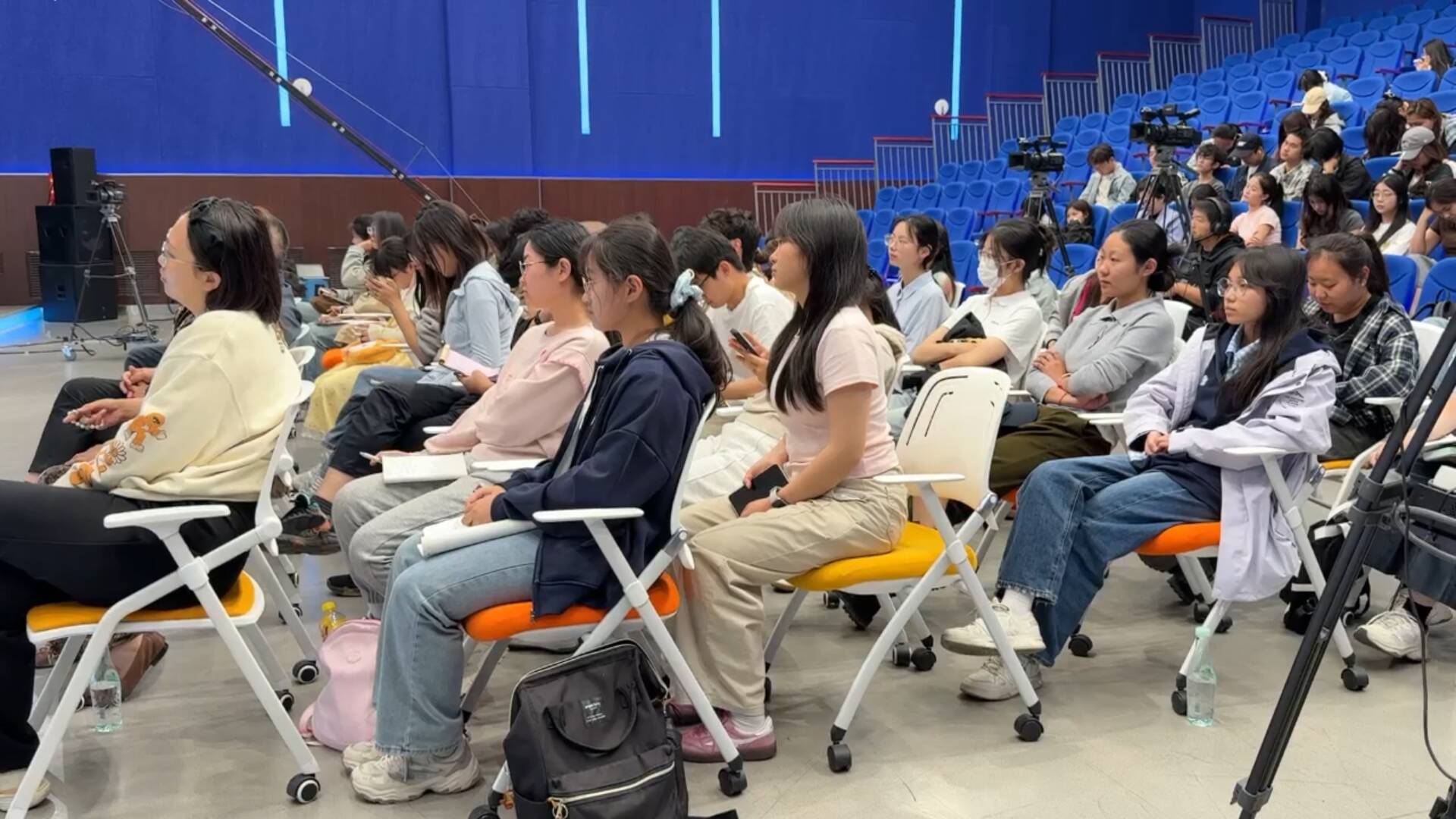 李掖平、魏新等作家畅谈阅读、新大众文艺与AI时代文学未来，这场分享会