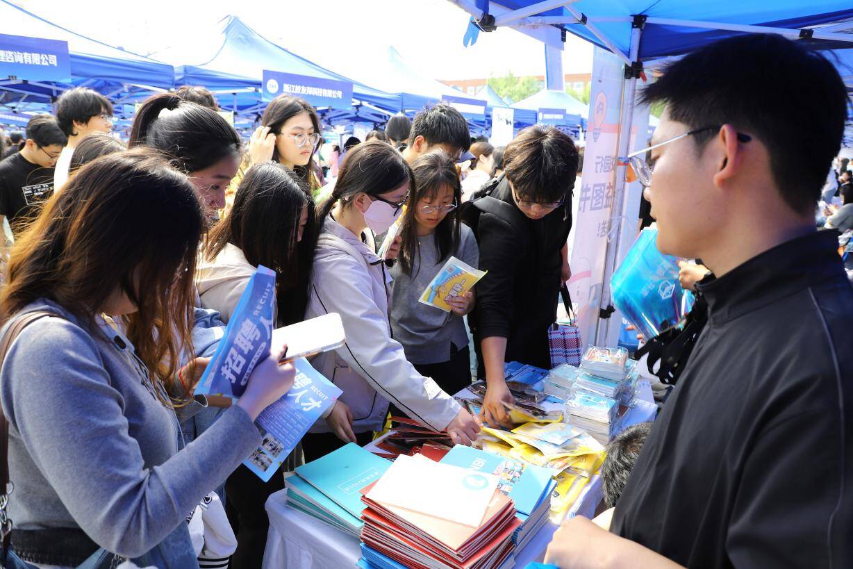 山东省2026年重点区域（济南市）综合类校园招聘会在山东英才学院成功举办