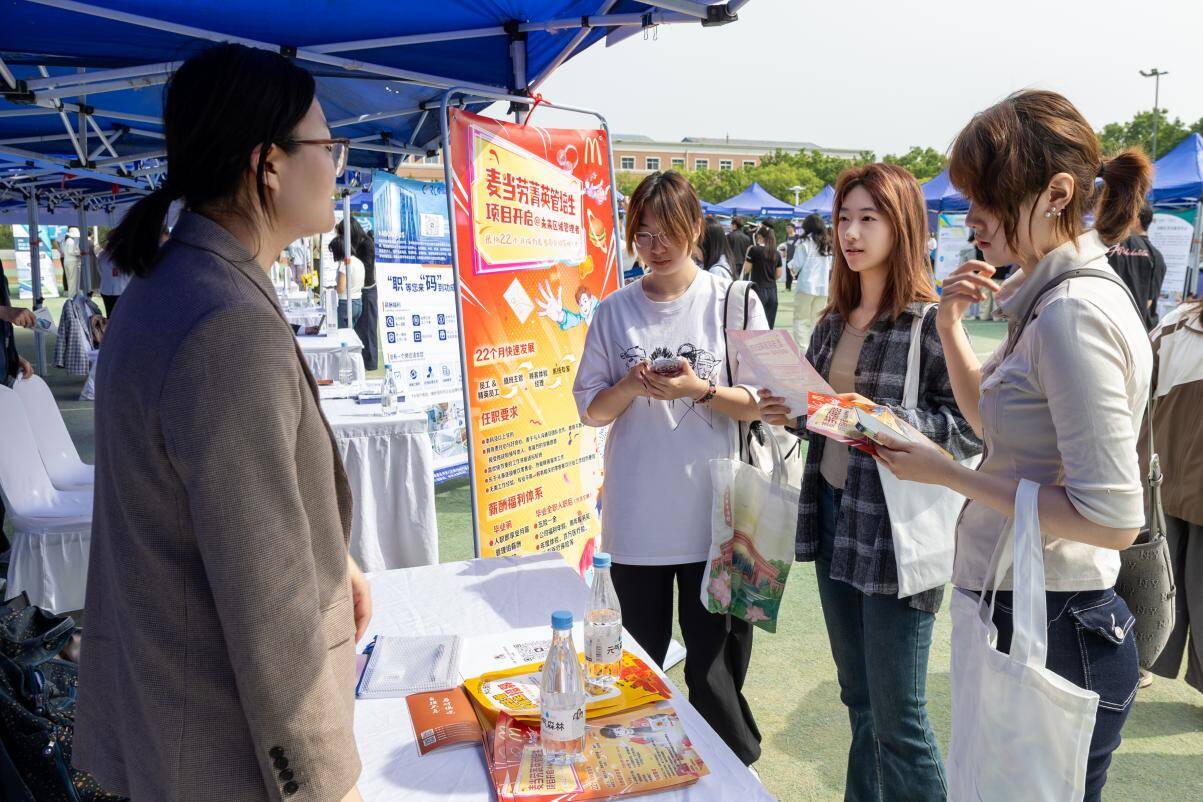 山东省2026年重点区域（济南市）综合类校园招聘会在山东英才学院成功举办