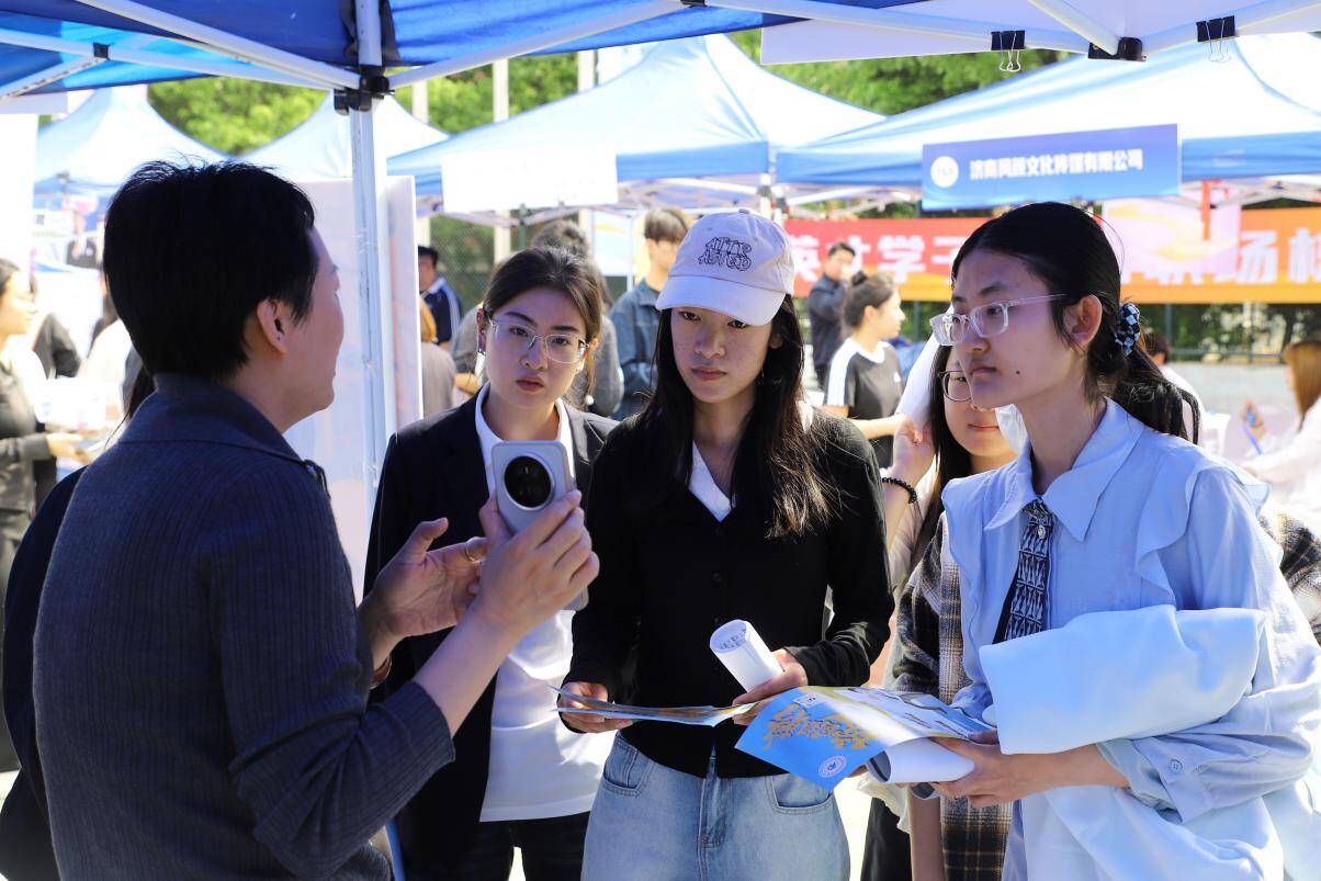 山东省2026年重点区域（济南市）综合类校园招聘会在山东英才学院成功举办