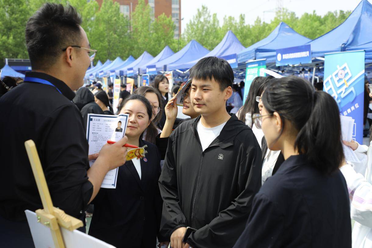 山东省2026年重点区域（济南市）综合类校园招聘会在山东英才学院成功举办