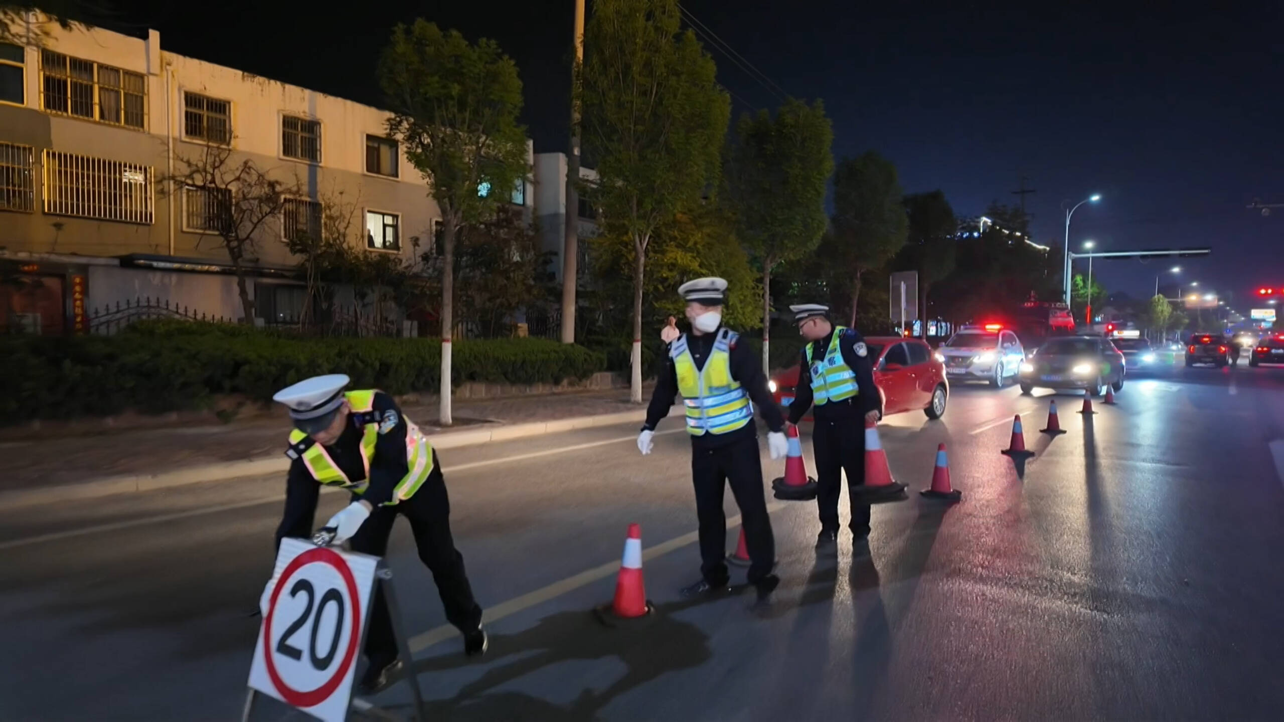 东营市河口区：紧盯夜市就餐高峰 织密夜间交通安全防护网