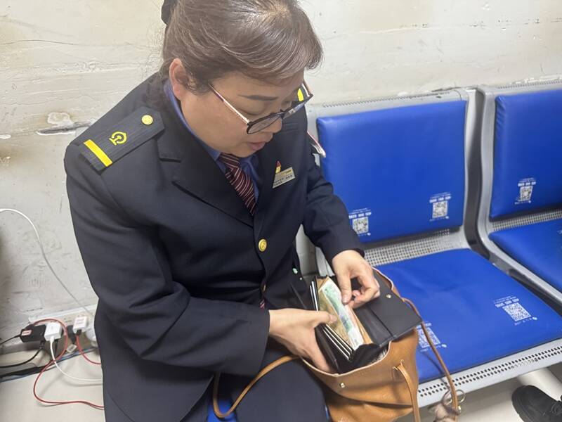 曲阜东站暖心服务 旅客单肩包失而复得