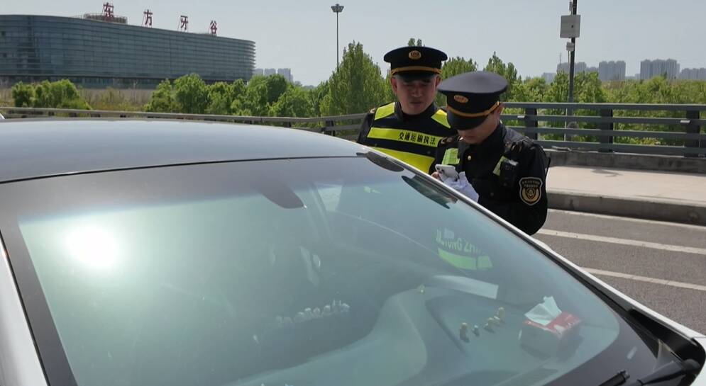 护航“五一”出行路！寒亭交通执法筑牢高铁潍坊北站安全防线