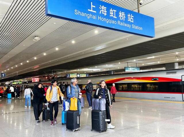 好评中国｜世界“向东看” 中国何以接住全世界？